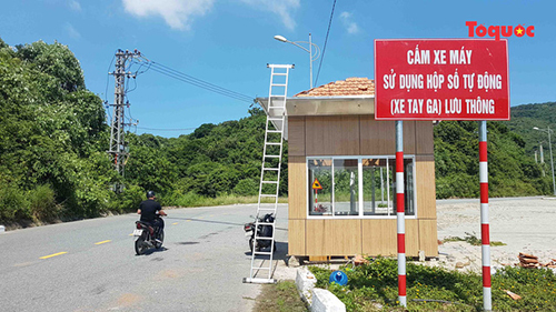 Biển cấm xe tay ga lưu thông trên bán đảo Sơn Trà.